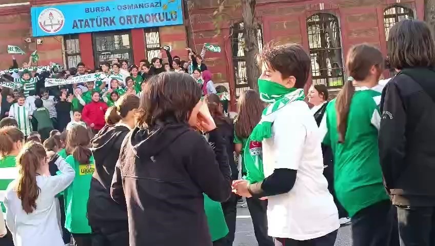 bursada ogrenciler bursaspor kiyafetleriyle okula geldi 2 Ky8NQpIK