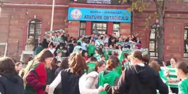 bursada-ogrenciler-bursaspor-kiyafetleriyle-okula-geldi-t6Yc3zMt.jpg