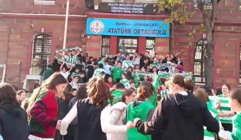 bursada-ogrenciler-bursaspor-kiyafetleriyle-okula-geldi-t6Yc3zMt.jpg