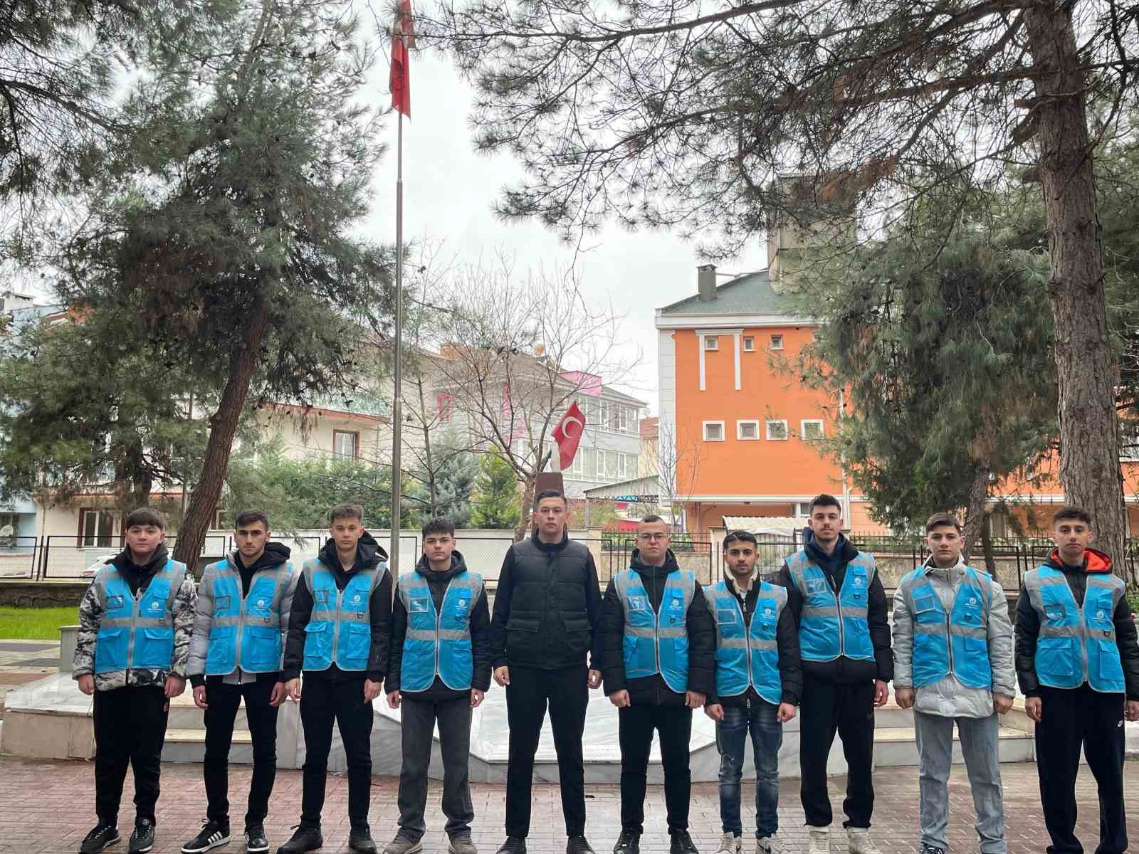 bursada ogrencilerden sehit kabirlerine bayram temizligi 0 DtLMMQGS