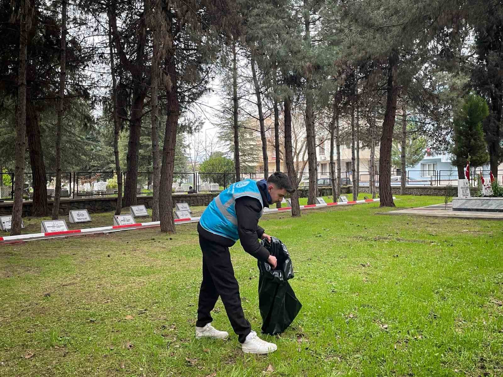 bursada ogrencilerden sehit kabirlerine bayram temizligi 1 PPbep7Ri