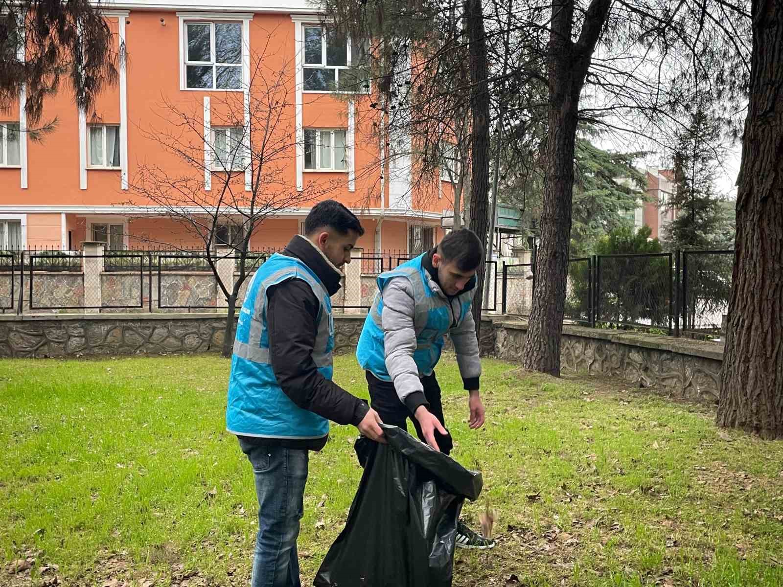 bursada ogrencilerden sehit kabirlerine bayram temizligi 2 7JvXzdFO