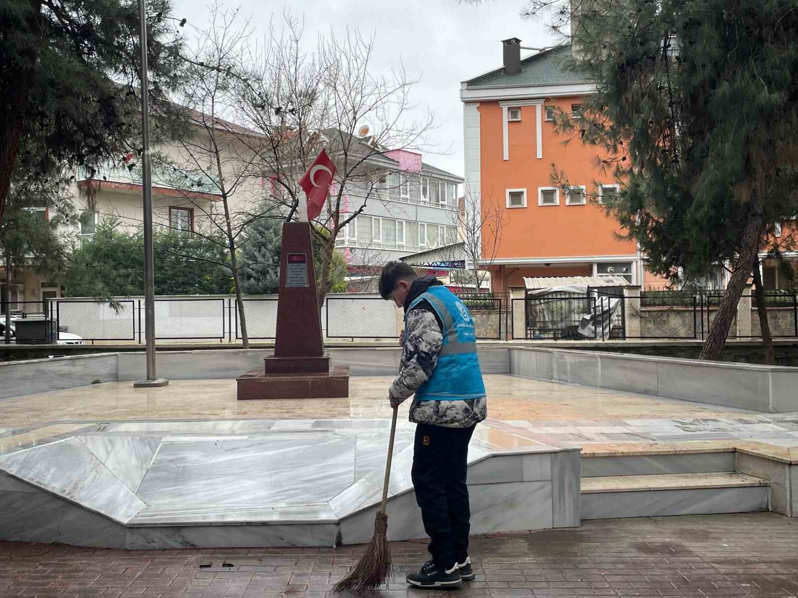 bursada ogrencilerden sehit kabirlerine bayram temizligi 3 uIUHaZrD