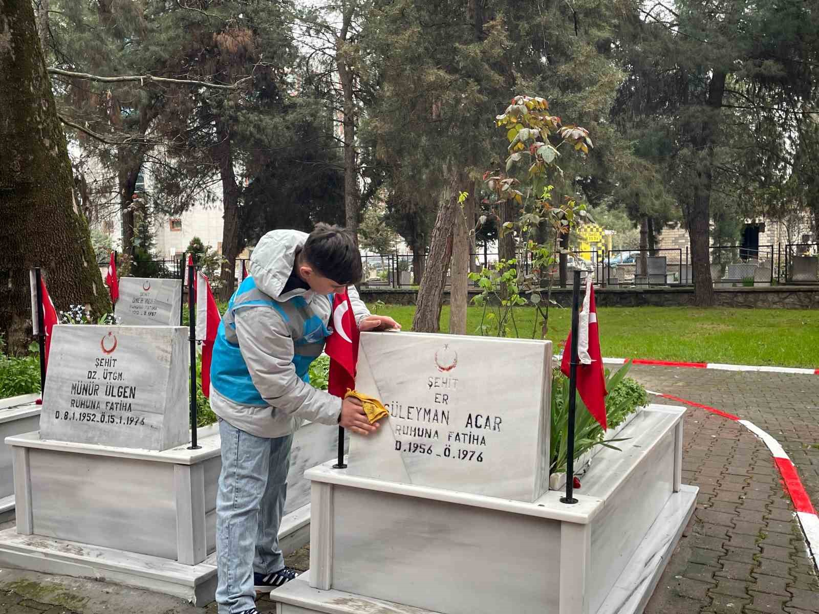 bursada ogrencilerden sehit kabirlerine bayram temizligi 4 5PSXmrrP