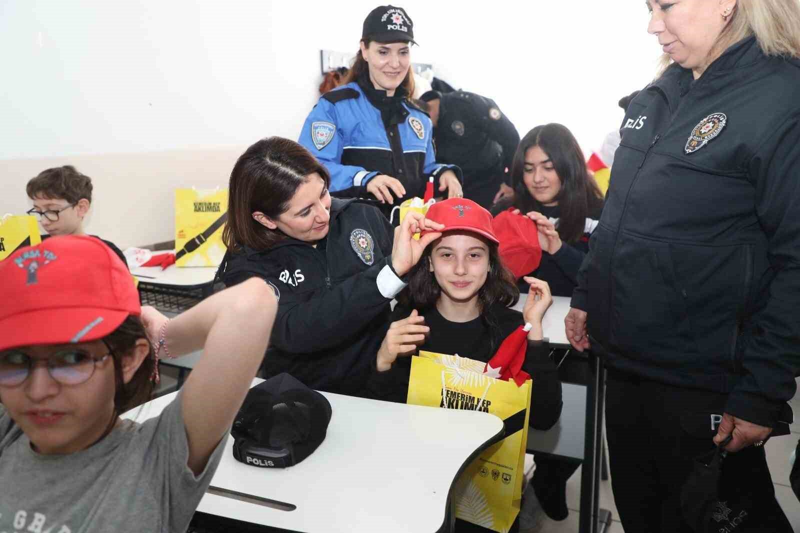 bursada ogrencilere polislik tanitimi ve guvenlik bilgilendirmesi 0 3g2OaMC2