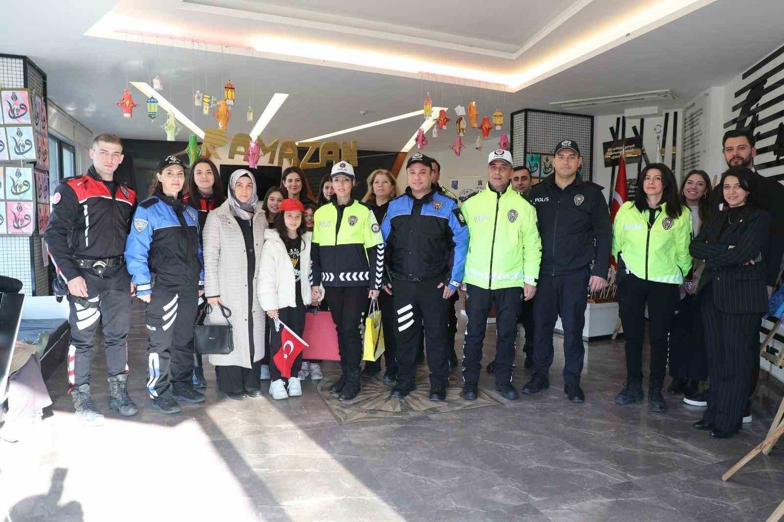 bursada ogrencilere polislik tanitimi ve guvenlik bilgilendirmesi 2 hEV6QrcL