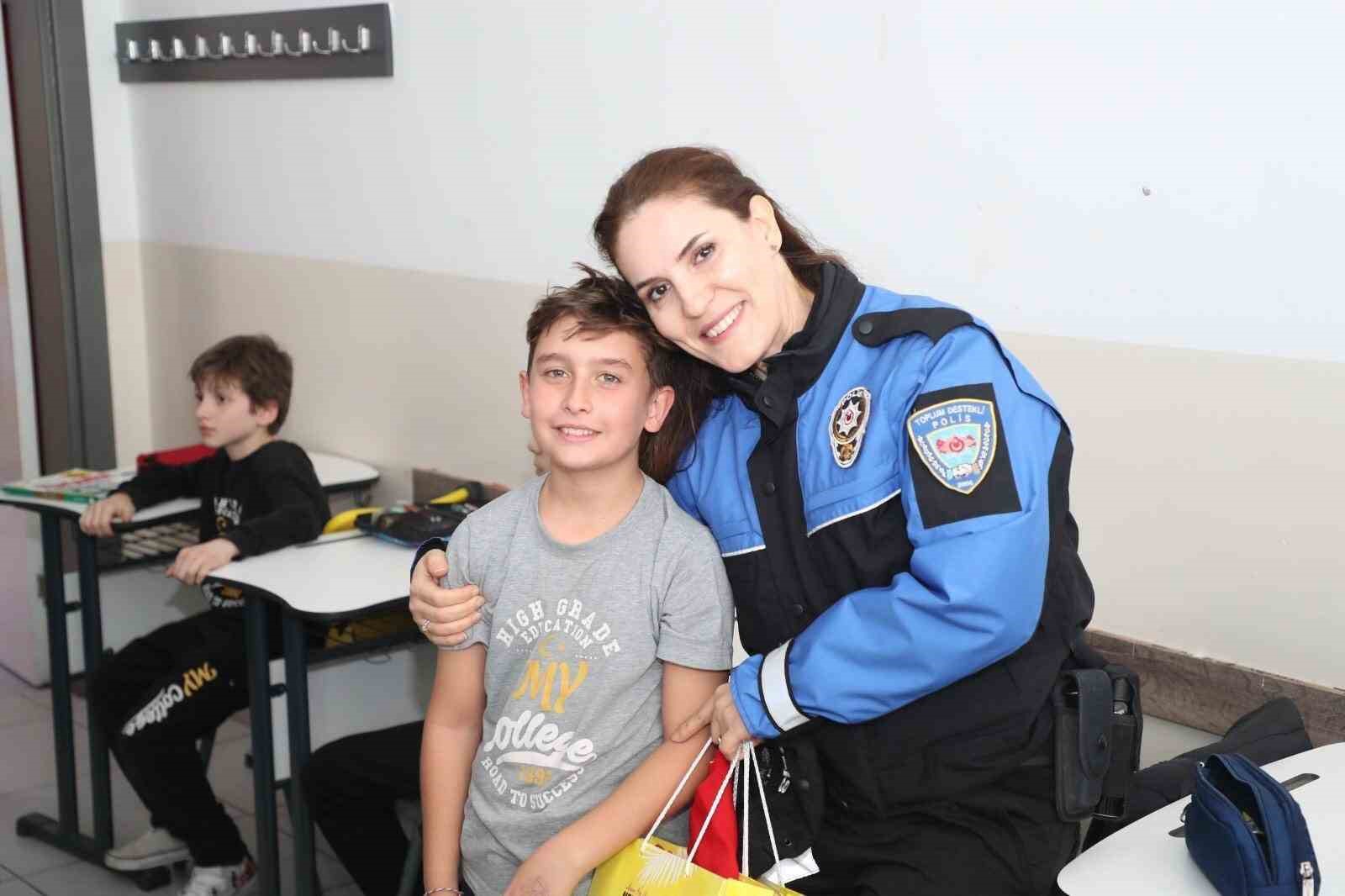 bursada ogrencilere polislik tanitimi ve guvenlik bilgilendirmesi 3 ae12rUIM