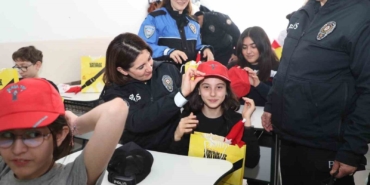 bursada-ogrencilere-polislik-tanitimi-ve-guvenlik-bilgilendirmesi-OgC7wGyr.jpg