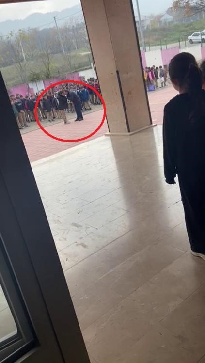 bursada ogrencisini herkesin icinde darp eden okul muduru gorevden uzaklastirildi 2 kGnvaVt4