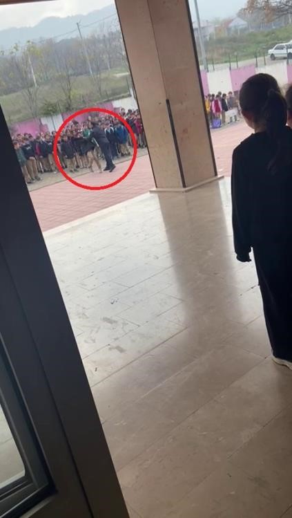 bursada ogrencisini herkesin icinde darp eden okul muduru gorevden uzaklastirildi 4 JDBRZNyi