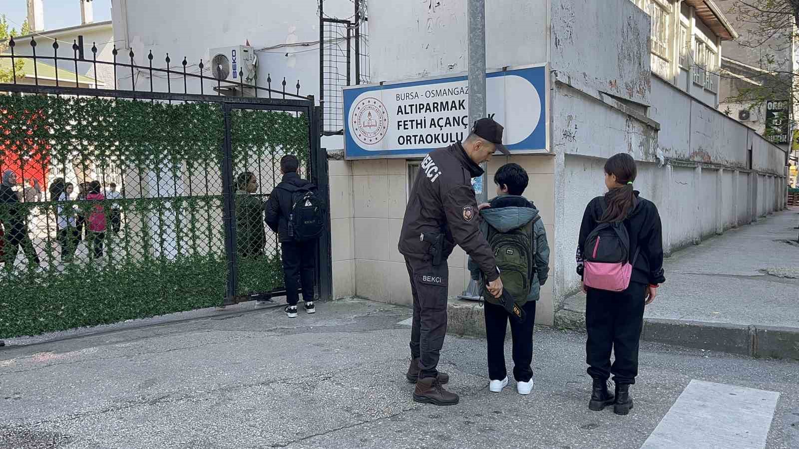 bursada okullar daha guvenliher okula bekci ve polis gorevlendirildi 0 kqRtkU3g