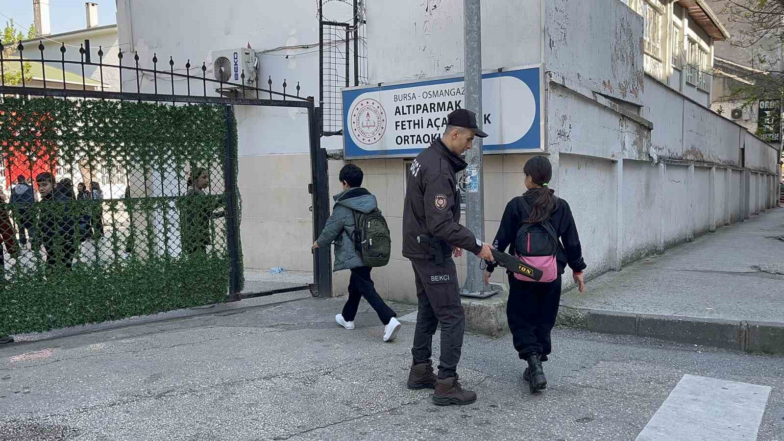 bursada okullar daha guvenliher okula bekci ve polis gorevlendirildi 1 iqJCHmuF