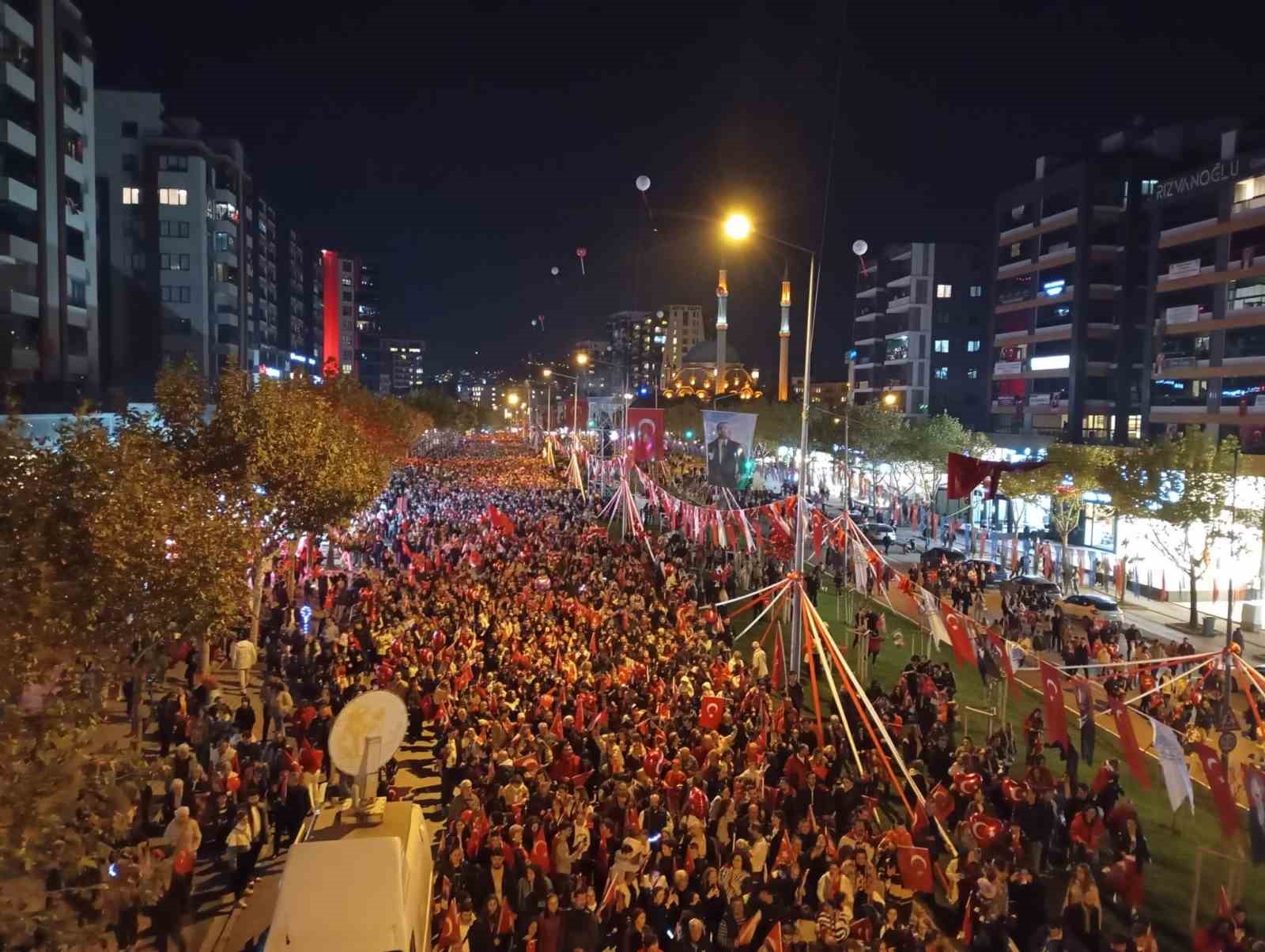 bursada onbinlerce kisi cumhuriyet coskusuna ortak oldu 0 Her24T52