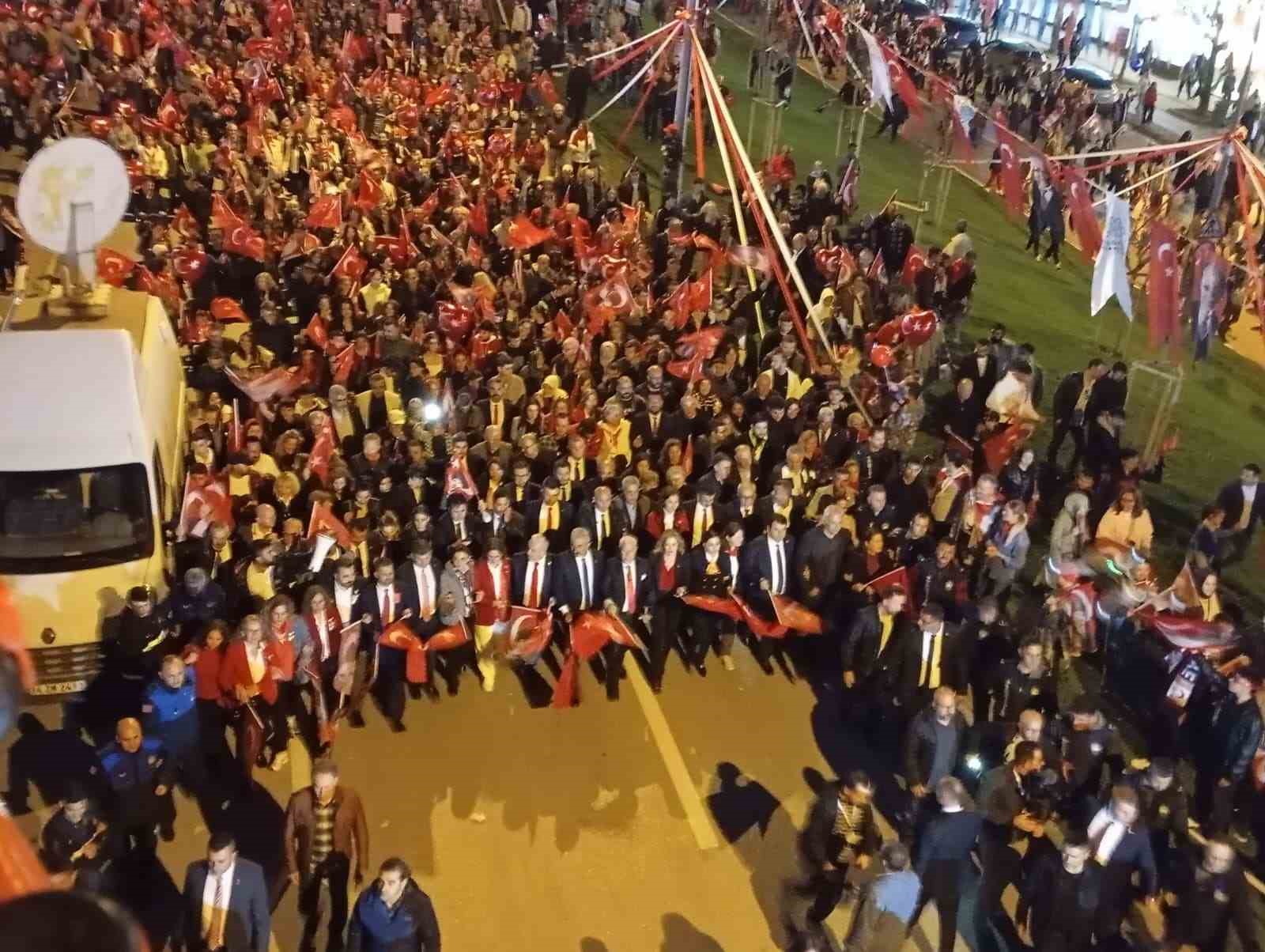 bursada onbinlerce kisi cumhuriyet coskusuna ortak oldu 1