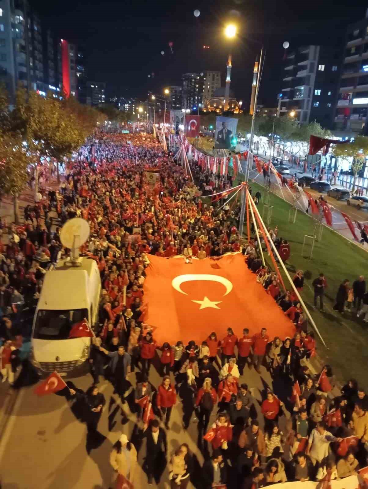 bursada onbinlerce kisi cumhuriyet coskusuna ortak oldu 3 u1FCMzPd