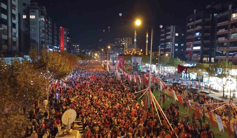 bursada-onbinlerce-kisi-cumhuriyet-coskusuna-ortak-oldu-LnpkOwsD.jpg