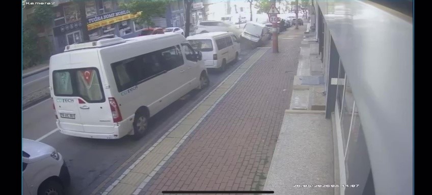 bursada ortalik savas alanina dondu 6 araca carpti takla atarak durabildi 2 EmhP1v5A