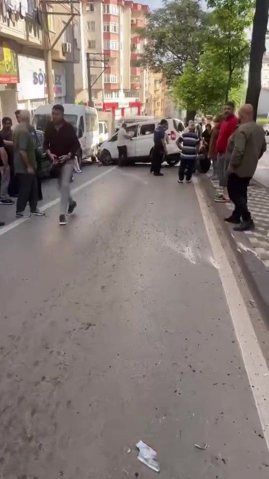 bursada ortalik savas alanina dondu 6 araca carpti takla atarak durabildi 7 wubHZ2T3