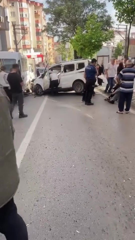 bursada ortalik savas alanina dondu 6 araca carpti takla atarak durabildi 8 VFnFn7LX