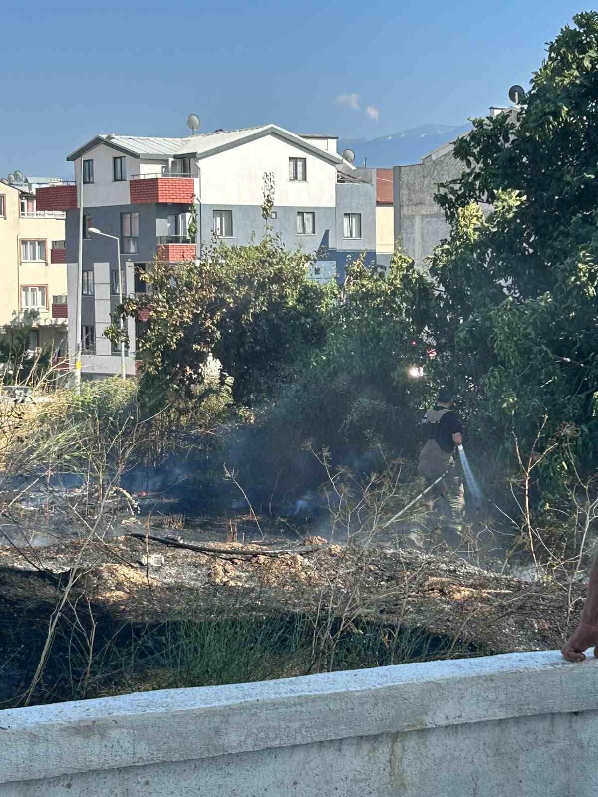 Bursa’da otluk alanda çıkan yangın söndürüldü 5 bursada otluk alanda cikan yangin sonduruldu 1 FTg85YOR