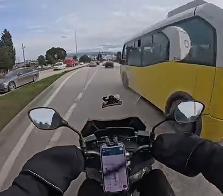 Bursa’da otobüs motosikletlinin önüne kırdı 4 bursada otobus motosikletlinin onune kirdi 0 fKTsD6La
