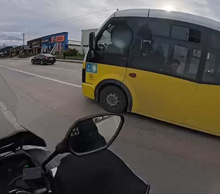 Bursa’da otobüs motosikletlinin önüne kırdı 5 bursada otobus motosikletlinin onune kirdi 1