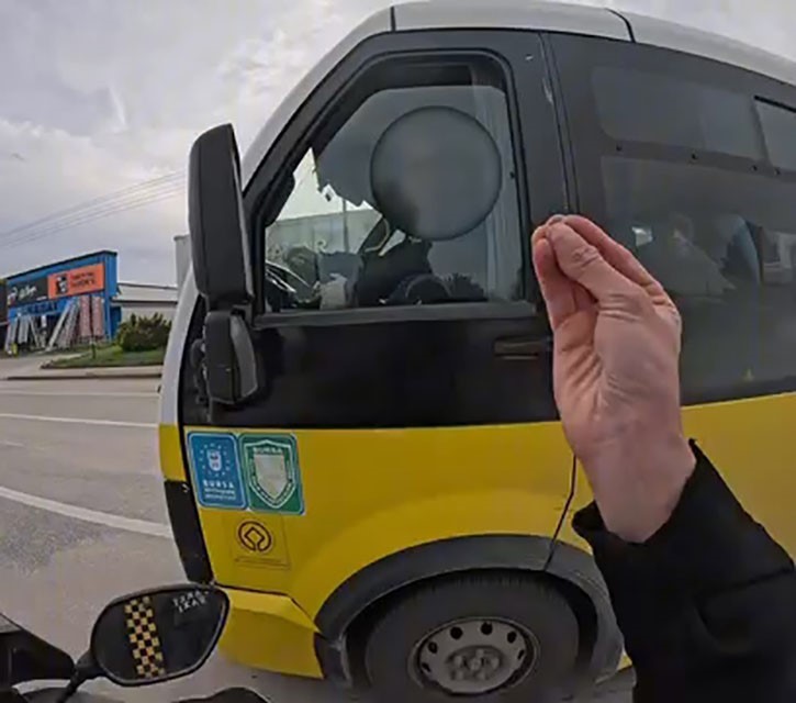 Bursa’da otobüs motosikletlinin önüne kırdı 6 bursada otobus motosikletlinin onune kirdi 2 41lPrcqq