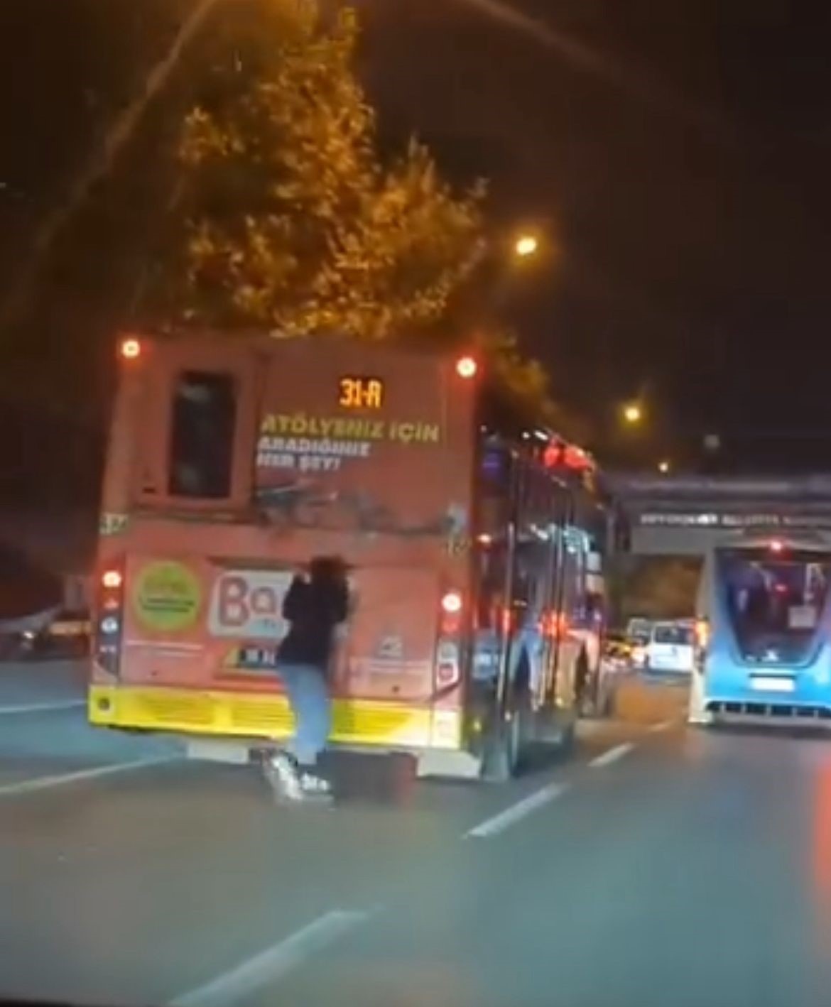 bursada otobusun arkasinda tehlikeli yolculuk 2