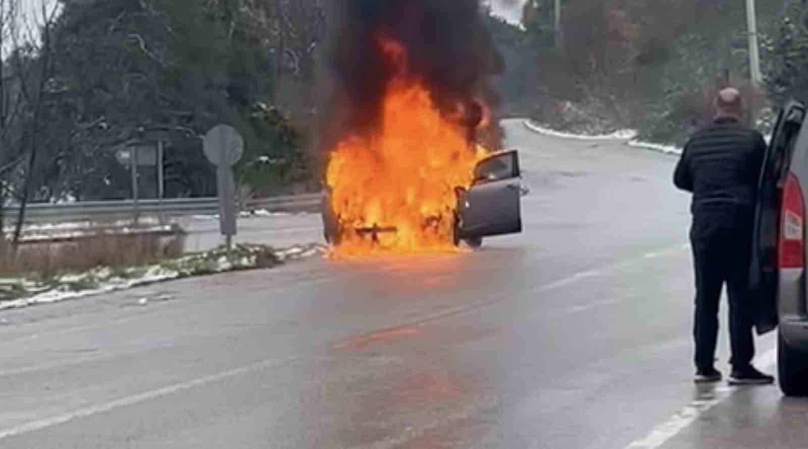 Bursa’da otomobil alev topuna döndü 5 bursada otomobil alev topuna dondu 1
