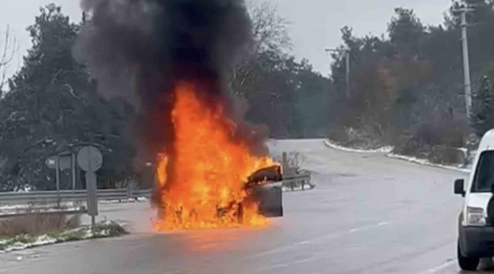 Bursa’da otomobil alev topuna döndü 6 bursada otomobil alev topuna dondu 2