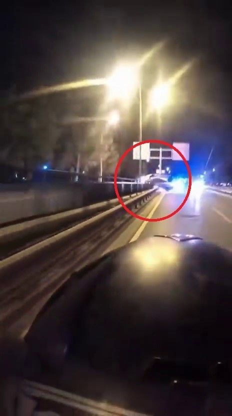 Bursa’da otomobil bariyerlere çarpıp böyle takla attı...Feci kaza kask kamerasında 4 bursada otomobil bariyerlere carpip boyle takla attifeci kaza kask kamerasinda 0 uV6cXQks
