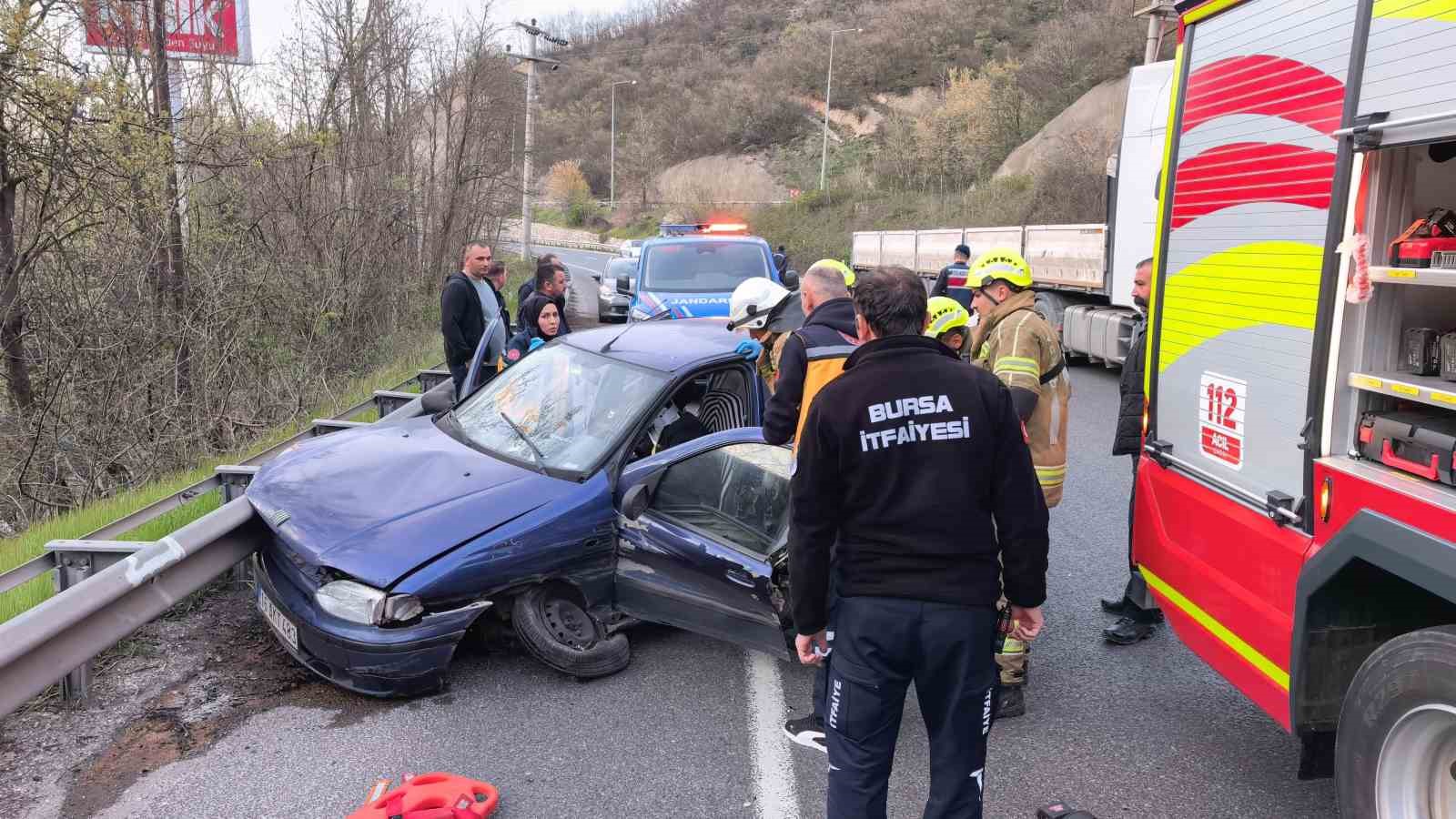 bursada otomobil bariyerlere carpti 2 yarali 1 L1U4hXV1