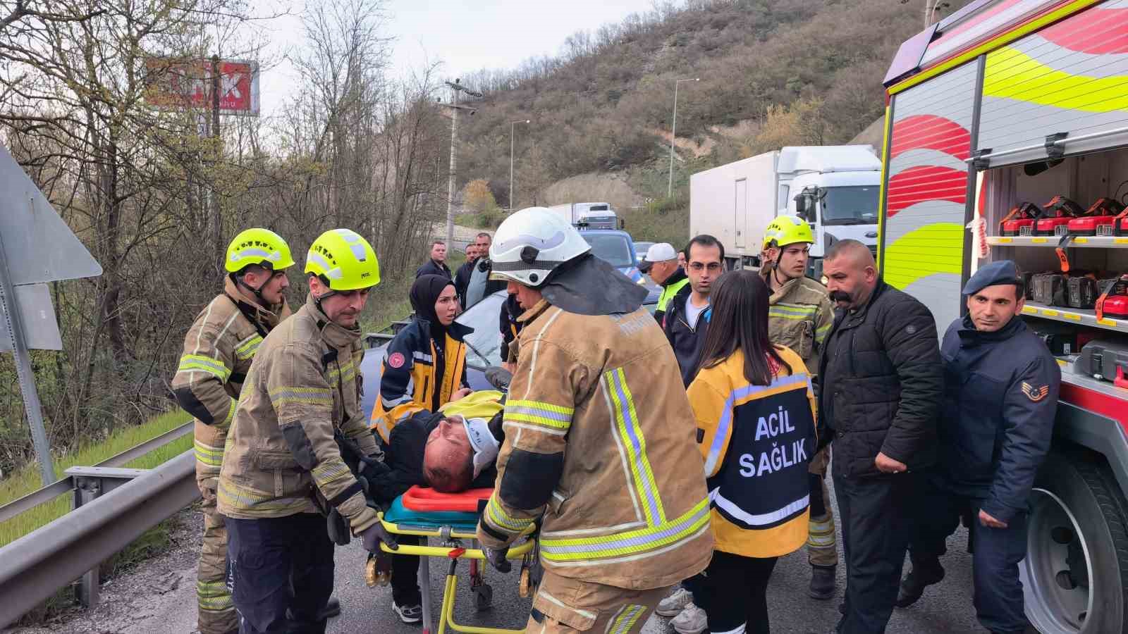 bursada otomobil bariyerlere carpti 2 yarali 2