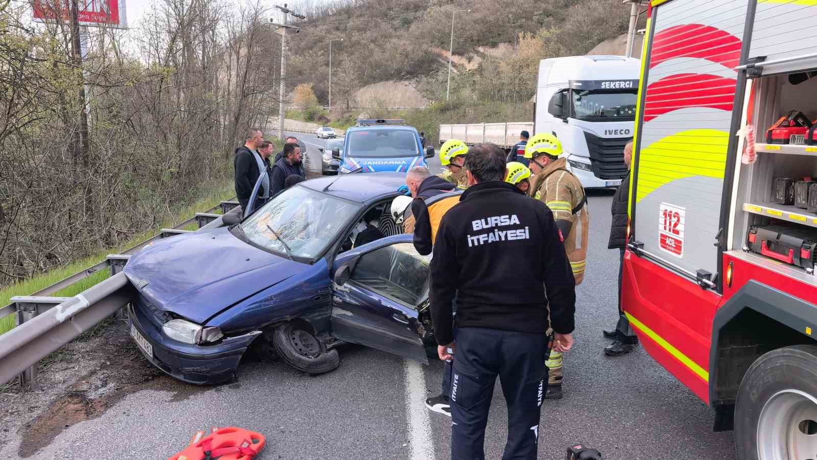 bursada otomobil bariyerlere carpti 2 yarali 3 zySOtAM6