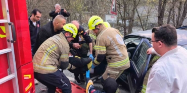 bursada-otomobil-bariyerlere-carpti-2-yarali-cj9Udy15.jpg