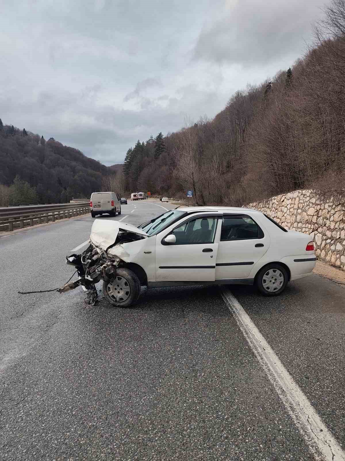 bursada otomobil bariyerlere carpti 3 yarali 0 OWvkOl8i