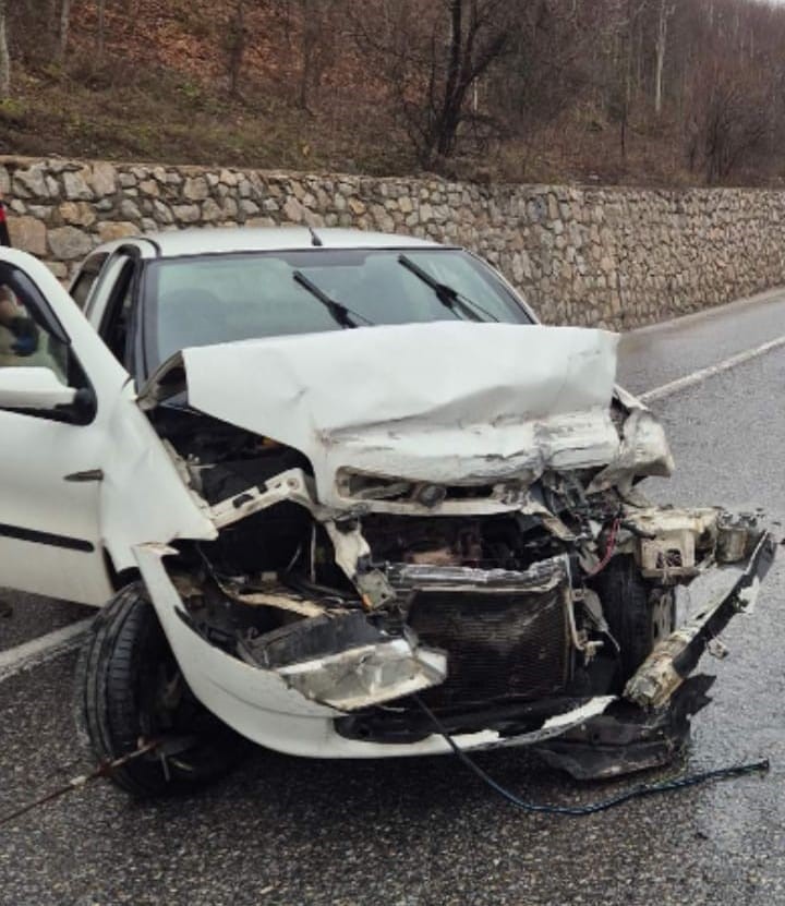 bursada otomobil bariyerlere carpti 3 yarali 1 5k6X3594