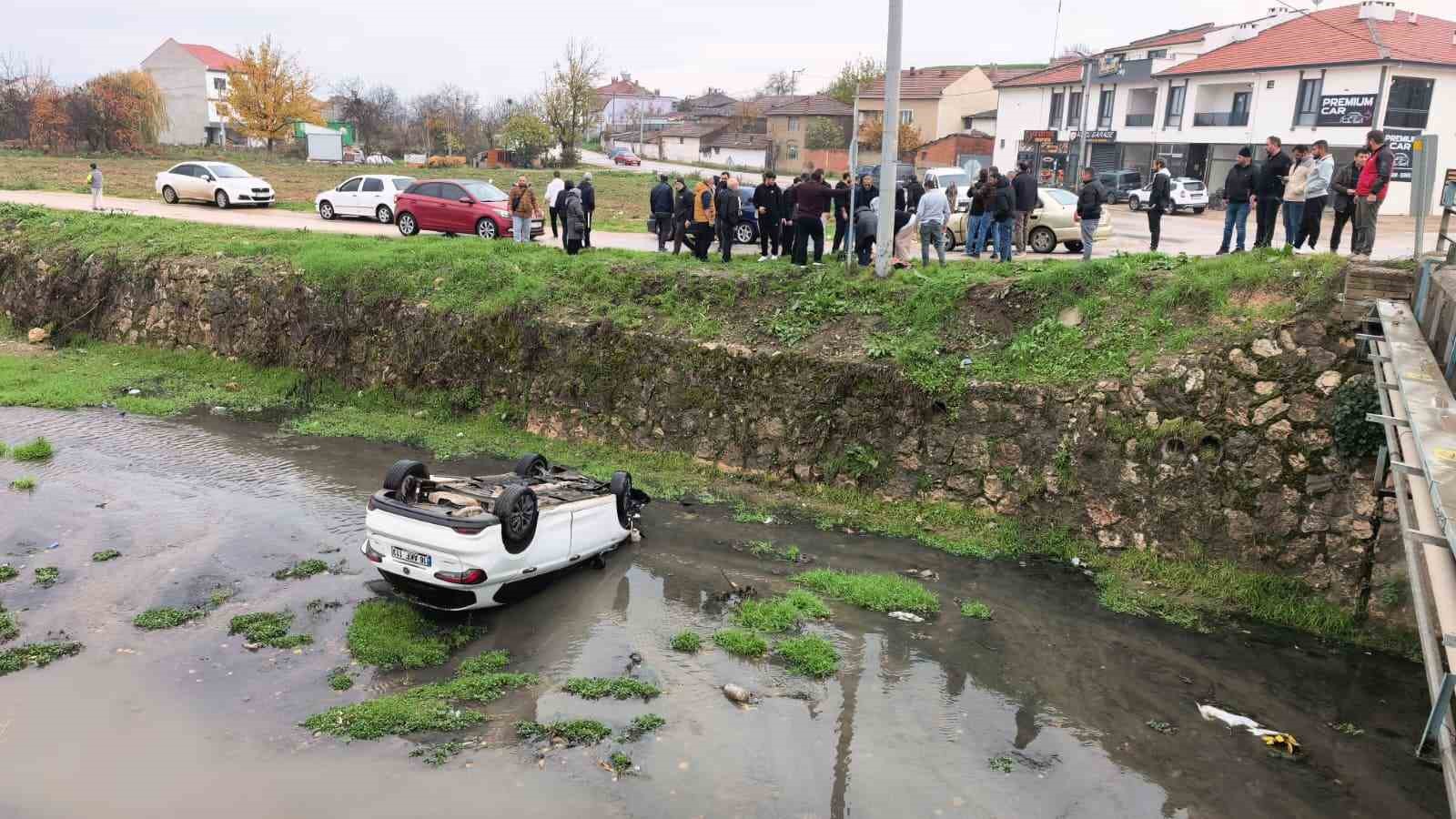 bursada otomobil dere yatagina uctu 3 yarali 1 4XJP1ztL