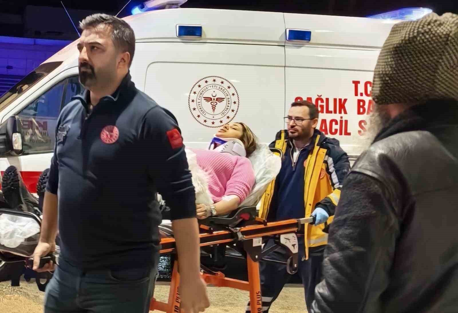 Bursa’da otomobil duvara çarptı: 2 yaralı 5 bursada otomobil duvara carpti 2 yarali 1