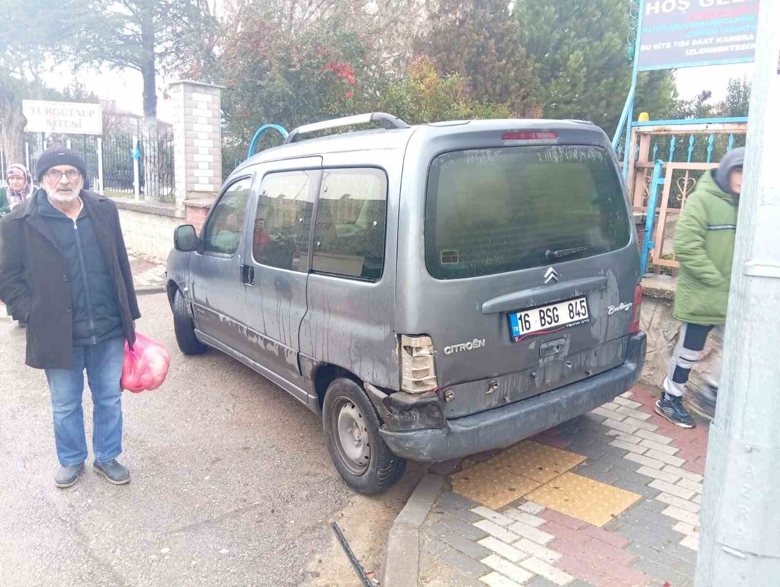 bursada otomobil hafif ticari araca carpti 2 yarali 0