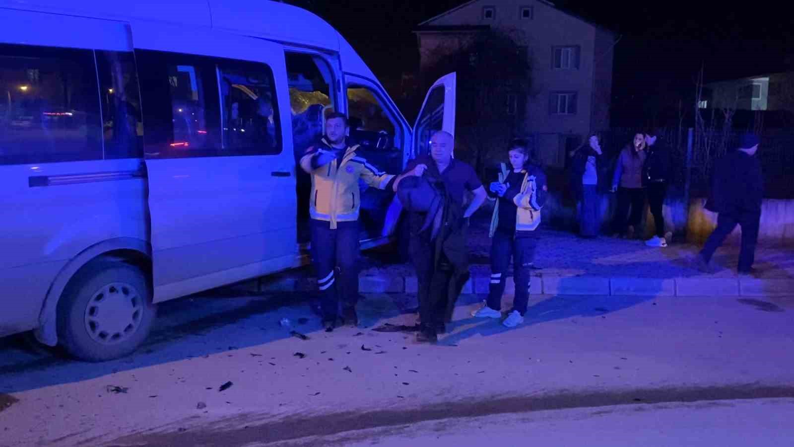 bursada otomobil ile minibus carpisti 9 yarali 2 UQqYR7OS