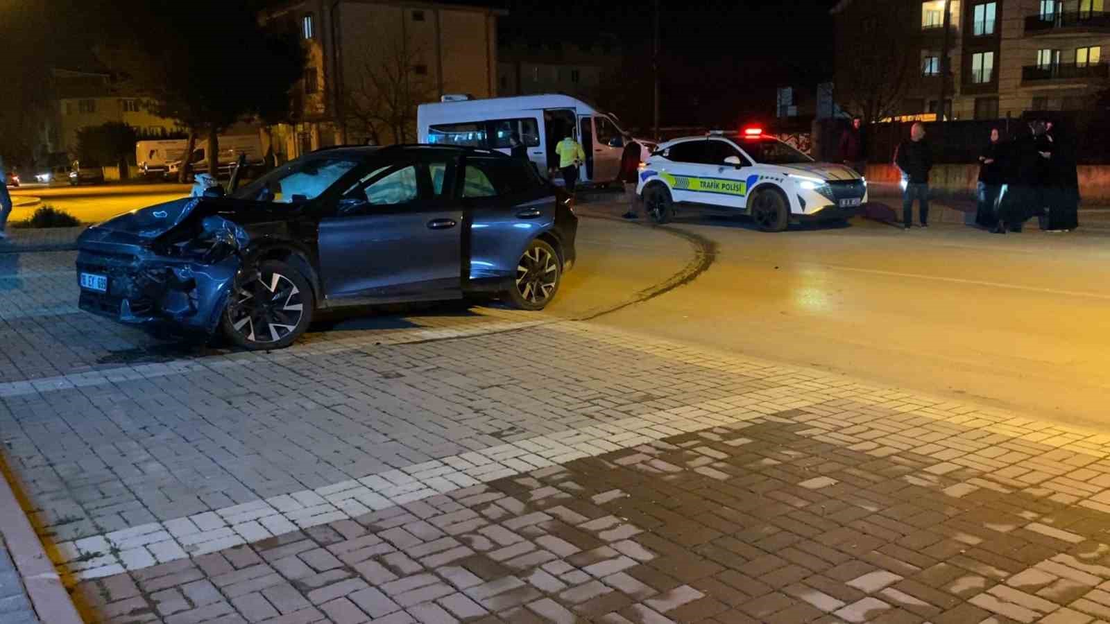 bursada otomobil ile minibus carpisti 9 yarali 3 JcTuQIeU