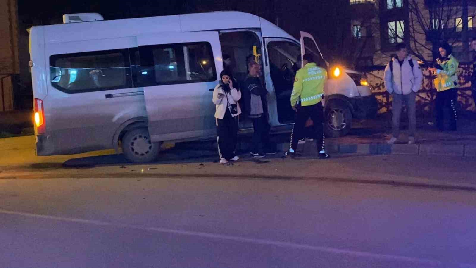 bursada otomobil ile minibus carpisti 9 yarali 4 4ihRtP6m