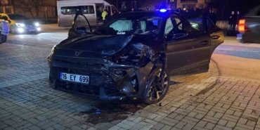 bursada-otomobil-ile-minibus-carpisti-9-yarali-YQF8YLR8.jpg