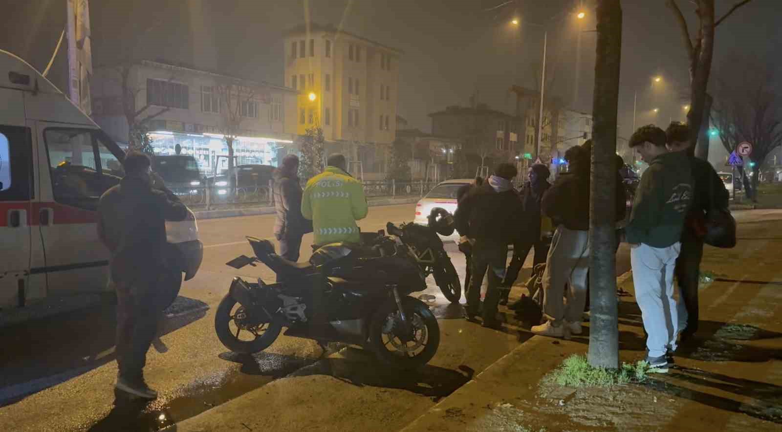 bursada otomobil ile motosiklet carpisti 2 yarali 1 ZGUKhK81