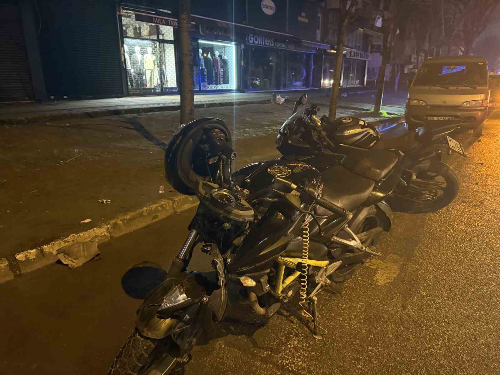 bursada otomobil ile motosiklet carpisti 2 yarali 4 phtMOhGz