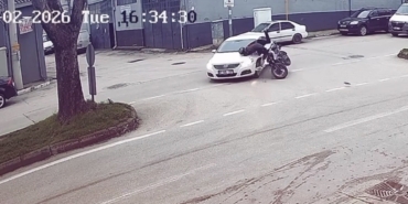 bursada-otomobil-motosikletle-carpisti-1-yarali-QGS9Sca2.jpg