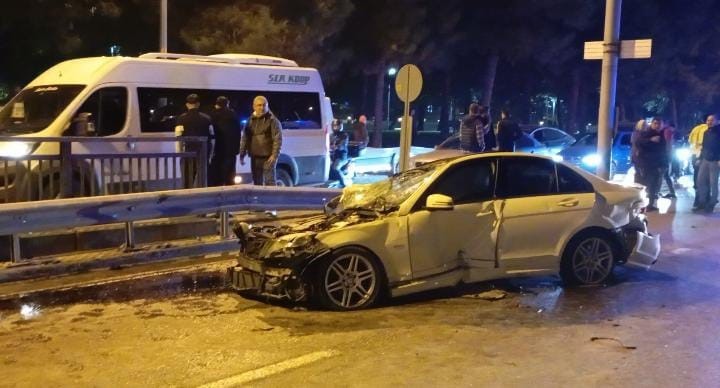 bursada otomobil once direge ardindan minibuse carparak savruldu 6 yarali 2 AeE4Y4bn