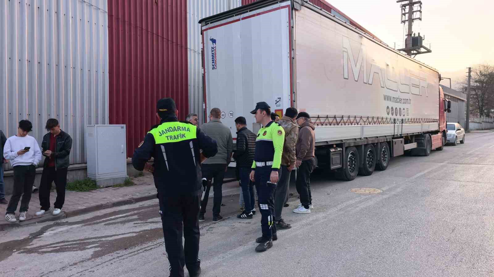 Bursa’da otomobil park halindeki tırın altına girdi: 1 yaralı 7 bursada otomobil park halindeki tirin altina girdi 1 yarali 3 wtT4hyiN