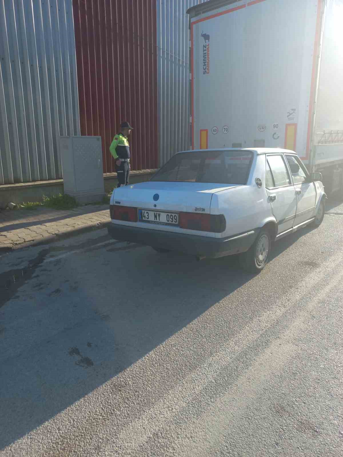 Bursa’da otomobil park halindeki tırın altına girdi: 1 yaralı 8 bursada otomobil park halindeki tirin altina girdi 1 yarali 4 FzSAv66W